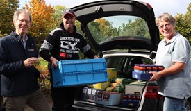 Elke Biehl und André Jaisczok freuen sich über die Lebensmittel, die Martin Frauen (l.) ihnen gebracht hat.