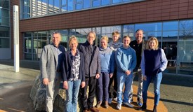 Die Beteiligten von Schule, Rotary Club und Autohaus freuen sich über die gelungene Spendenaktion.