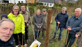 Gemeinsam mit Schüler*innen, Lehrer*inne und Eltern wurden die Obstbäume gepflanzt.